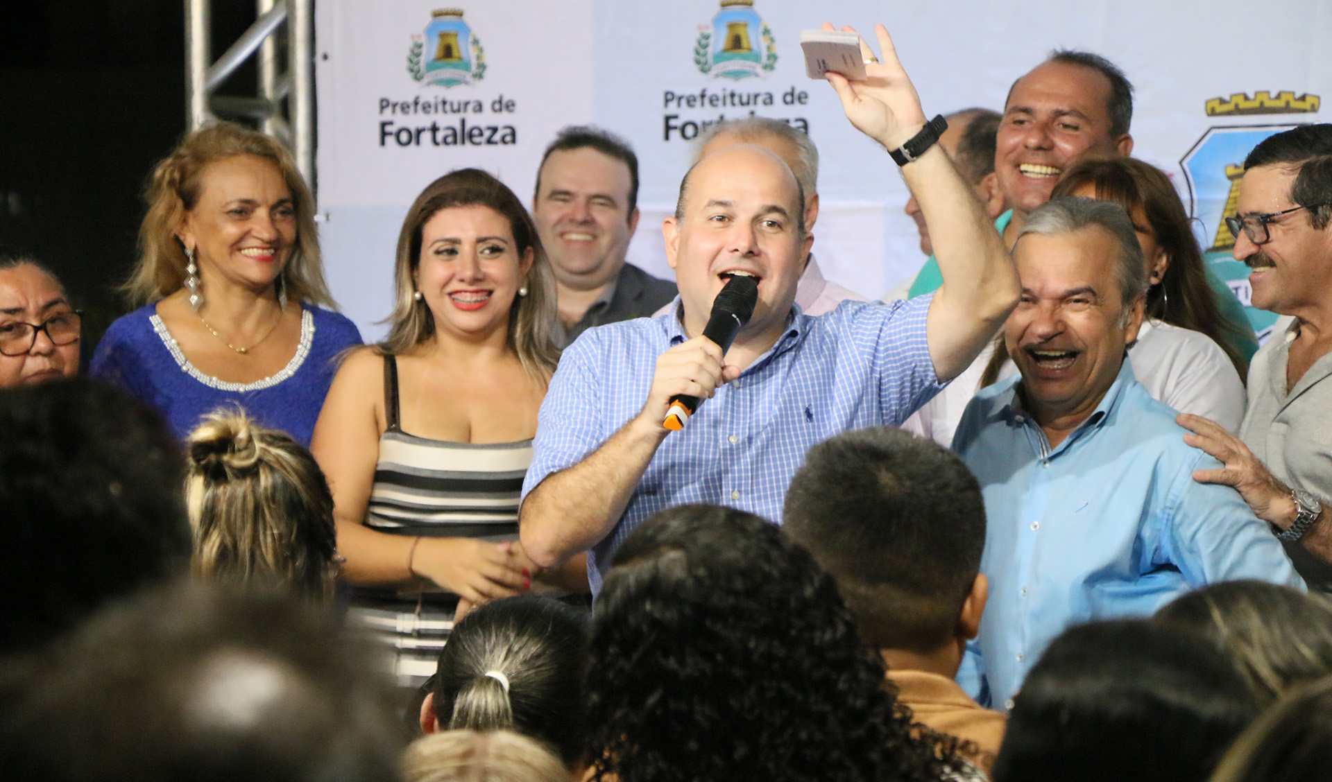 várias pessoas num palco